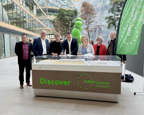 Auf dem Talent-Campus Düsseldorf (von links): Yves Gensterblum, Akademie der Ruhr-Universität, Manfred Bayer, Rektor der TU Dortmund, Mona Neubaur, stellvertretende Ministerpräsidentin des Landes NRW, Martin Paul, Rektor der Ruhr-Universität Bochum, Karin Teichmann, Vorständin der EUREF AG, Edeltraud Vomberg, Präsidentin der Hochschule Düsseldorf, und Martin Faulstich, TU Dortmund, wissenschaftliche Gesamtleitung. Foto: Euref AG